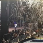 Cañón de confeti lesiona a fotógrafos en concierto de Ramón Orlando