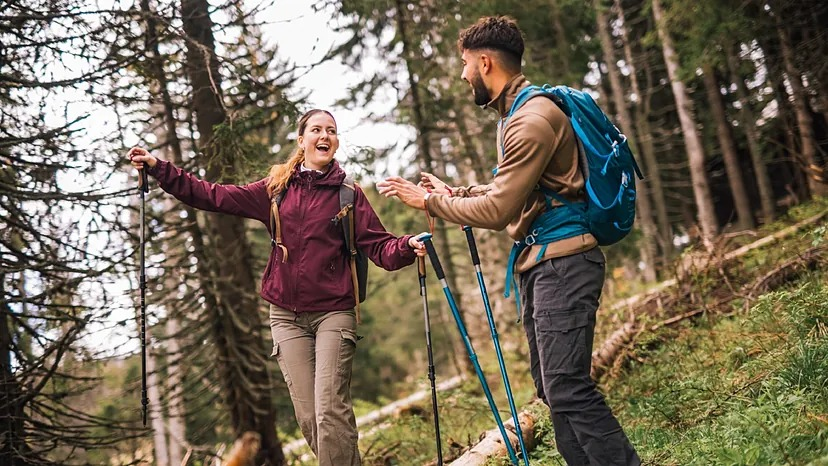 El poder de caminar cargando peso: Por qué el ‘rucking’ es el ejercicio ideal para quemar grasa y tonificar a cualquier edad