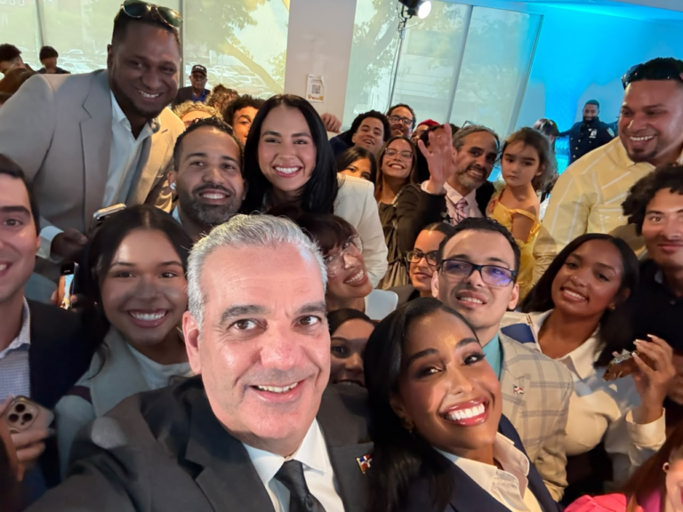 Debate por plan de 300 becas de Abinader en Nueva York