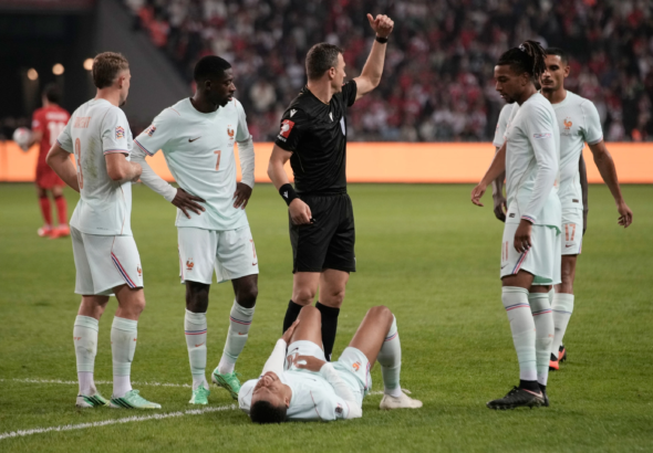 Zidane debuta con triunfo en Francia pero Mbappé se lesiona