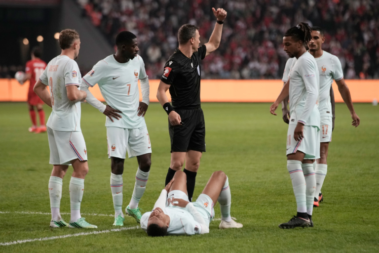 Zidane debuta con triunfo en Francia pero Mbappé se lesiona