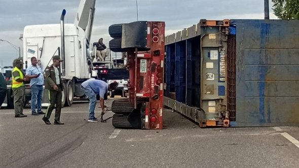¡De película! Furgón se vuelca dos veces en 12 horas en el Distrito Nacional y provoca un caos total en el tránsito