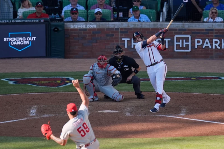 Bravos remontan ante Filis con jonrón de Riley ante Durán