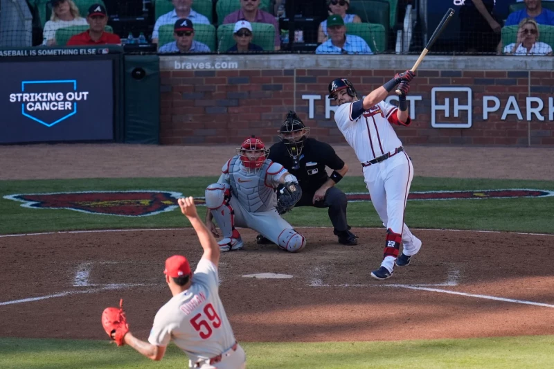 Bravos remontan ante Filis con jonrón de Riley ante Durán