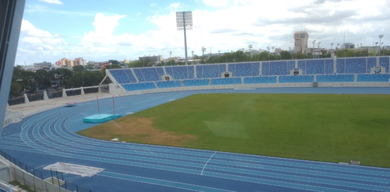 ¡Escándalo en el Félix Sánchez! El negocio de los conciertos arruina la grama y destierra a la Selección de Fútbol de la capital