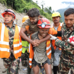 ¡Milagro en el infierno! Rescatan a dos personas atrapadas en un túnel tras 9 días de las inundaciones en Nepal