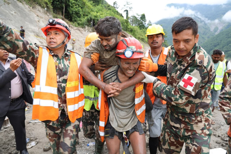 ¡Milagro en el infierno! Rescatan a dos personas atrapadas en un túnel tras 9 días de las inundaciones en Nepal