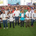 Dueños legítimos: Abinader entrega 1,750 títulos de propiedad en Los Alcarrizos y anuncia plan de asfalto express