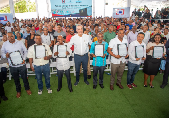 Dueños legítimos: Abinader entrega 1,750 títulos de propiedad en Los Alcarrizos y anuncia plan de asfalto express