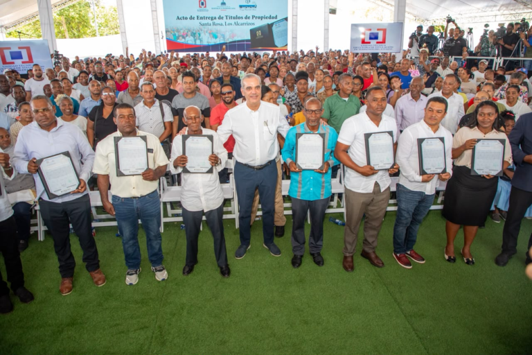 Dueños legítimos: Abinader entrega 1,750 títulos de propiedad en Los Alcarrizos y anuncia plan de asfalto express