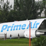 Tragedia en Miami: Cinco muertos al estrellarse avión de carga de Amazon contra varios vehículos tras salirse de la pista