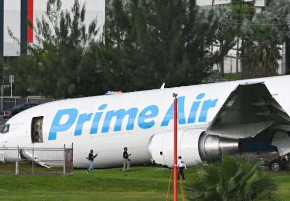 Tragedia en Miami: Cinco muertos al estrellarse avión de carga de Amazon contra varios vehículos tras salirse de la pista