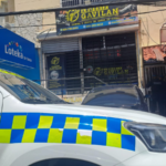 Agentes policiales y fiscales resguardando armamento de fuego incautado durante los allanamientos a negocios clandestinos en el país.