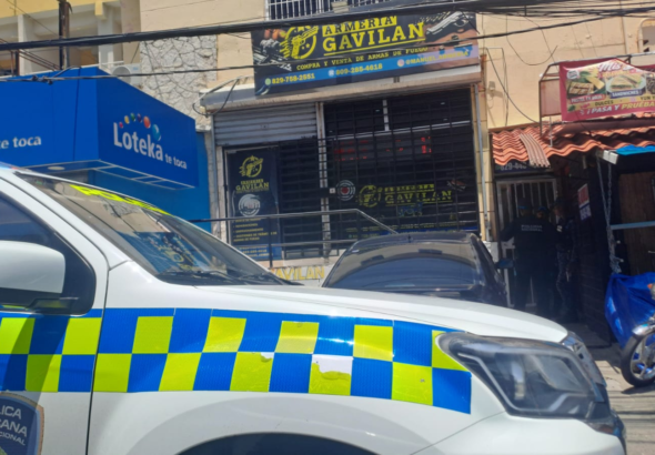 Agentes policiales y fiscales resguardando armamento de fuego incautado durante los allanamientos a negocios clandestinos en el país.