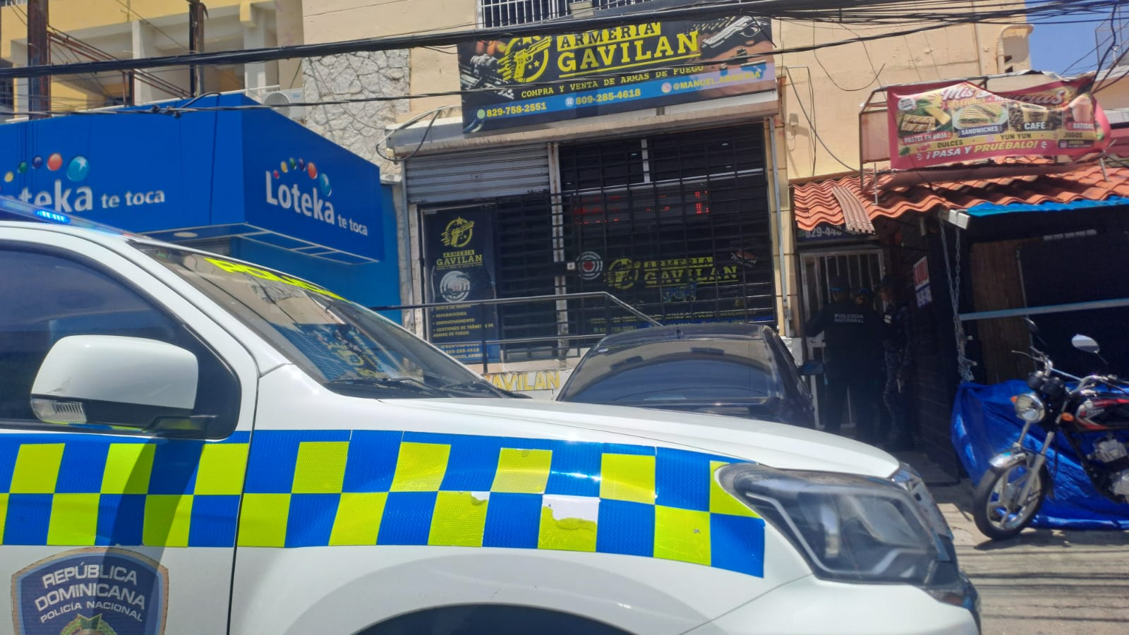 Agentes policiales y fiscales resguardando armamento de fuego incautado durante los allanamientos a negocios clandestinos en el país.