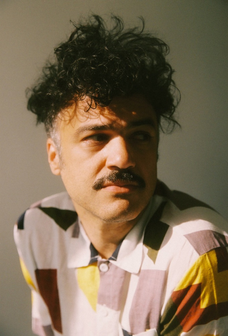 Alex Ferreira cantautor dominicano concierto acústico Tiny Desk de NPR 2026