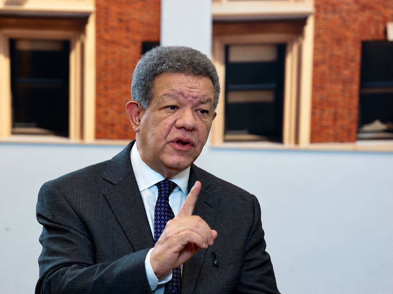 Leonel Fernández asegura en NY que la Fuerza del Pueblo lidera la intención de voto con más del 40%.