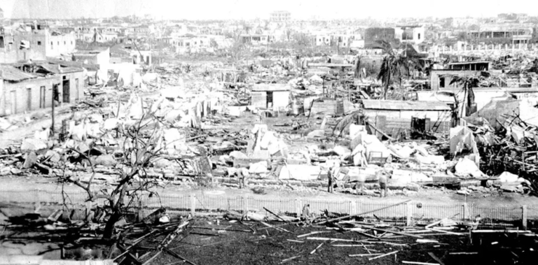 Ruinas y destrucción en las calles de Santo Domingo tras el paso del ciclón de San Zenón en septiembre de 1930.