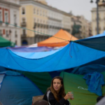 Manifestantes acampando con tiendas en la Puerta del Sol de Madrid por la crisis del alquiler 2026