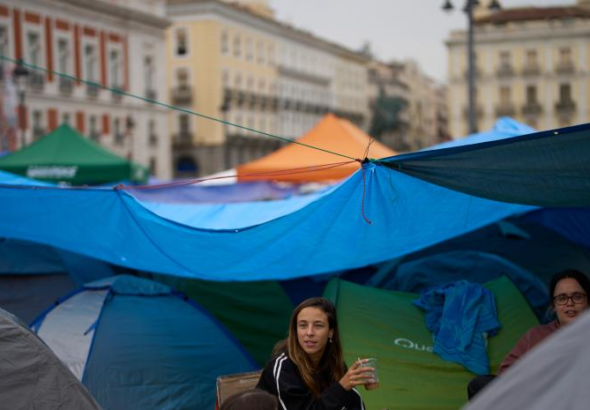 Manifestantes acampando con tiendas en la Puerta del Sol de Madrid por la crisis del alquiler 2026