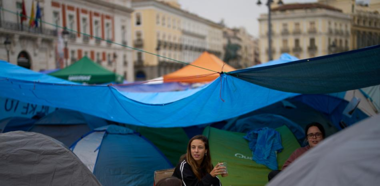 Manifestantes acampando con tiendas en la Puerta del Sol de Madrid por la crisis del alquiler 2026
