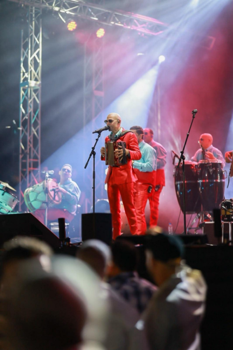 El Prodigio tocando el acordeon en la Gran Arena del Cibao Santiago