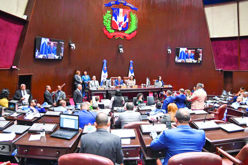 Sesión en la Cámara de Diputados aprobando proyecto de ley de educación dominicana