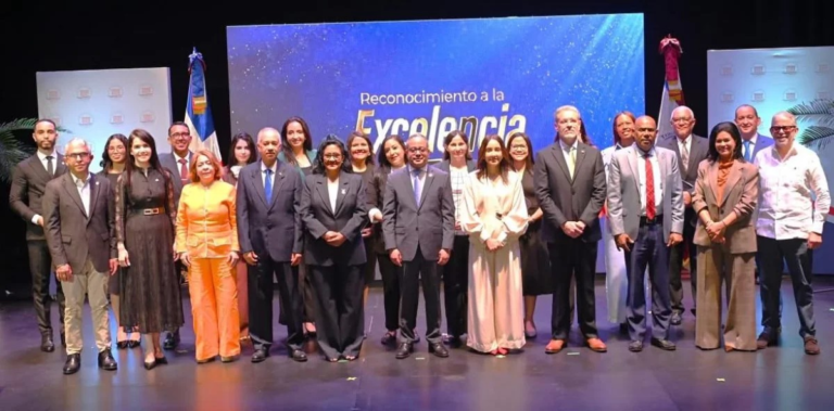 Alta corte galardona el desempeño de sus servidores en el acto Excelencia del Servidor Constitucional 2025.