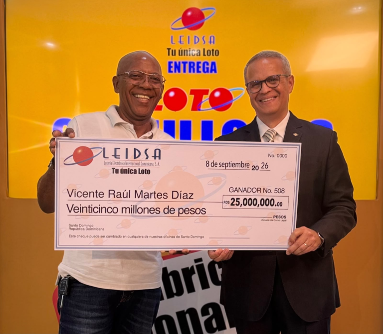 ¡El millonario número 508! Agente inmobiliario de Santo Domingo Este recibe millonario premio de la "Fábrica de millonarios".