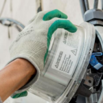 Medidores de energía eléctrica en una residencia de la República Dominicana en medio de reclamos por alta facturación.