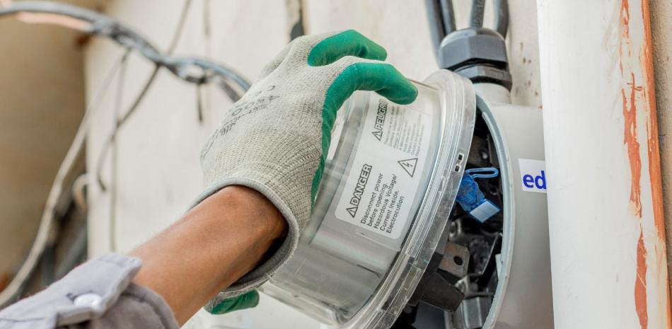 Medidores de energía eléctrica en una residencia de la República Dominicana en medio de reclamos por alta facturación.