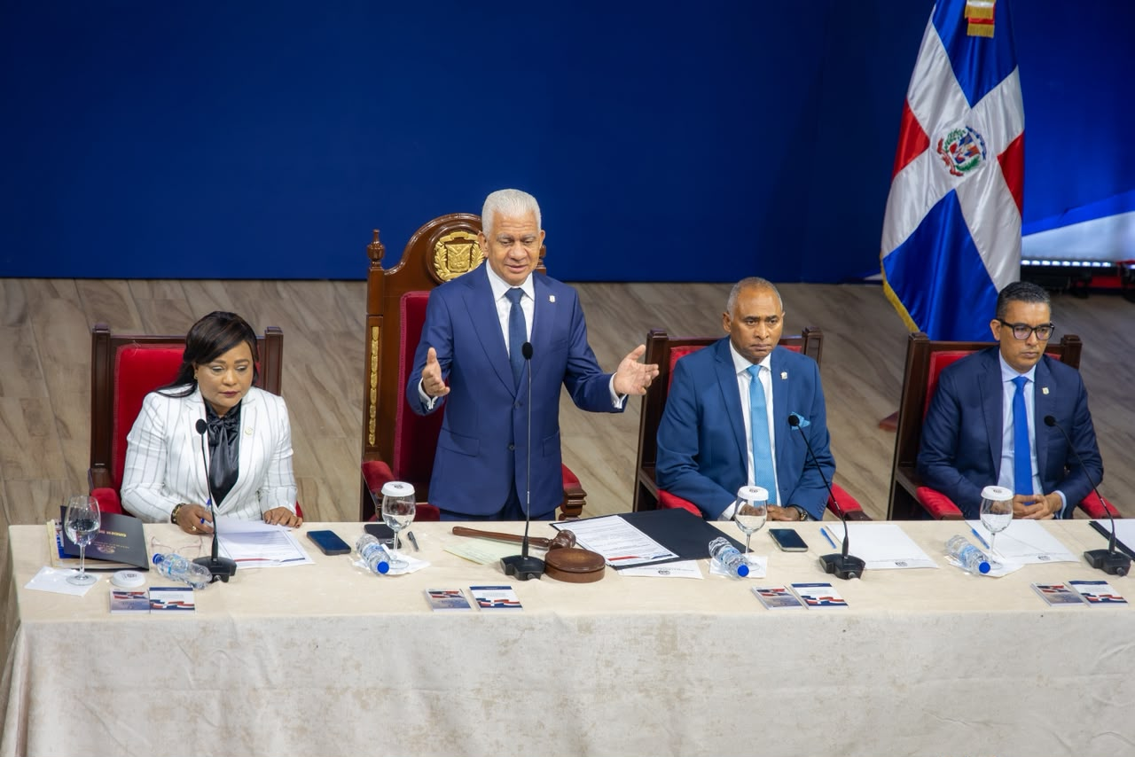 Pleno del Senado de la República Dominicana sesionando en el salón de la Fundación Alianza Juvenil en La Romana.