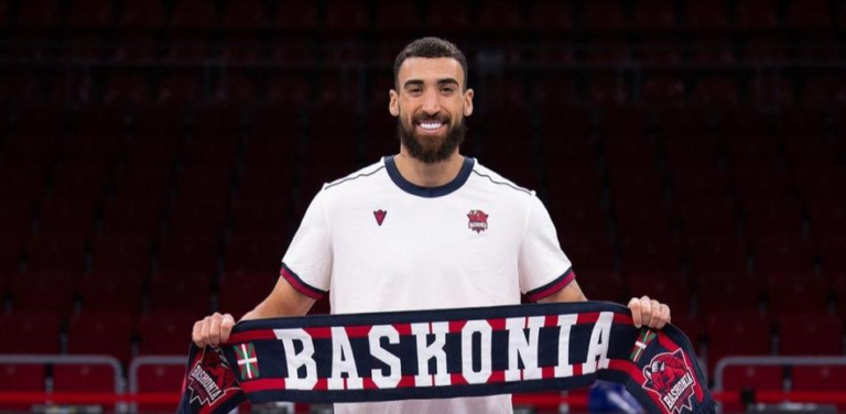 El jugador dominicano Chris Duarte posando con el dorsal número 5 en su presentación con el Kosner Baskonia.