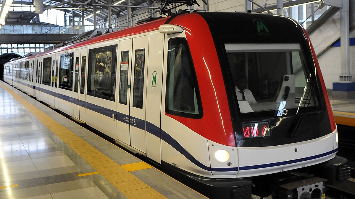 Nuevos autobuses de la OMSA y vagones del Metro de Santo Domingo circulando en la reactivación del transporte masivo.