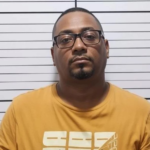 Agentes del Dicrim conduciendo al detenido Luis Miguel Santiago Guzmán tras su captura en Santo Domingo Este.