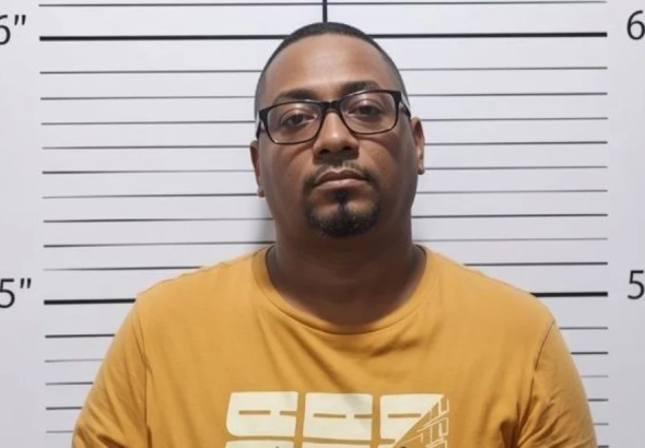 Agentes del Dicrim conduciendo al detenido Luis Miguel Santiago Guzmán tras su captura en Santo Domingo Este.