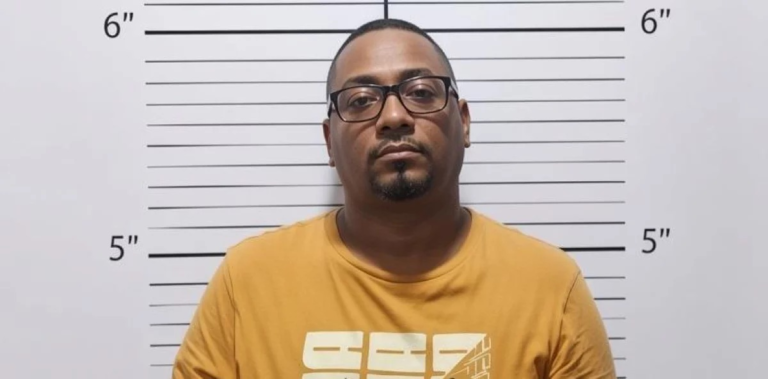 Agentes del Dicrim conduciendo al detenido Luis Miguel Santiago Guzmán tras su captura en Santo Domingo Este.