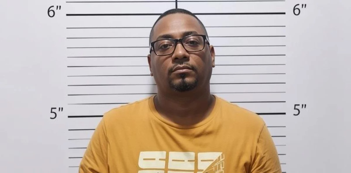 Agentes del Dicrim conduciendo al detenido Luis Miguel Santiago Guzmán tras su captura en Santo Domingo Este.