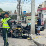 Ambulancias de los servicios de emergencia y unidades de rescate asistiendo en la escena del trágico accidente vial en Santiago.