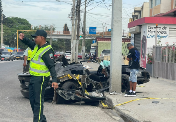 Ambulancias de los servicios de emergencia y unidades de rescate asistiendo en la escena del trágico accidente vial en Santiago.