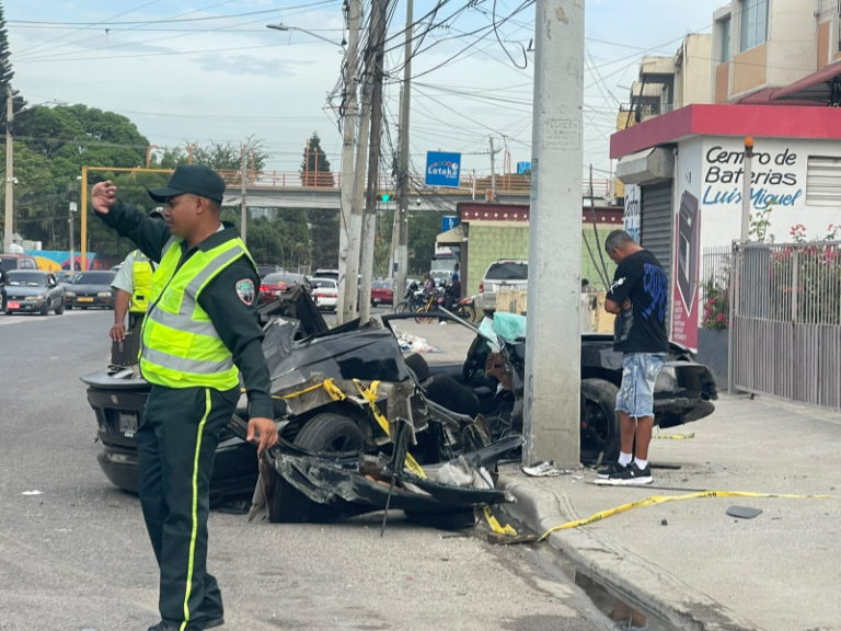 Ambulancias de los servicios de emergencia y unidades de rescate asistiendo en la escena del trágico accidente vial en Santiago.