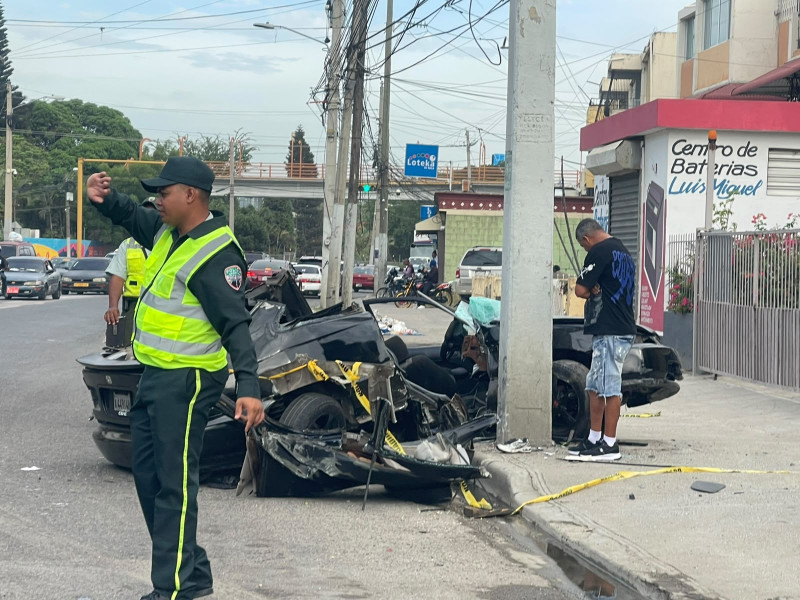 Ambulancias de los servicios de emergencia y unidades de rescate asistiendo en la escena del trágico accidente vial en Santiago.
