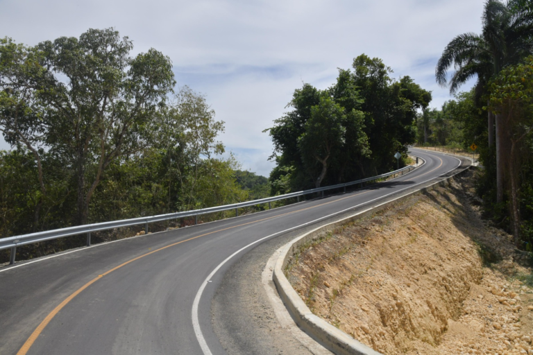 Abinader entrega la carretera Las Espinas en Jamao al Norte tras 36 años de espera comunitaria