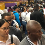 La travesía subterránea: Rostros, empujones y prédicas en el transporte rey de la capital.