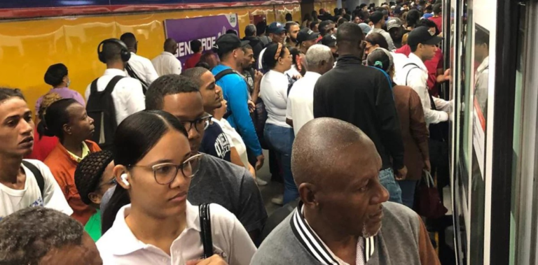 La travesía subterránea: Rostros, empujones y prédicas en el transporte rey de la capital.
