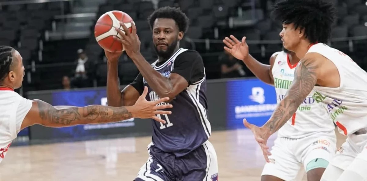Kerry Richardson de El Millón acciona ante la defensa de Andersson García de Bameso en el TBS Distrito 2026.