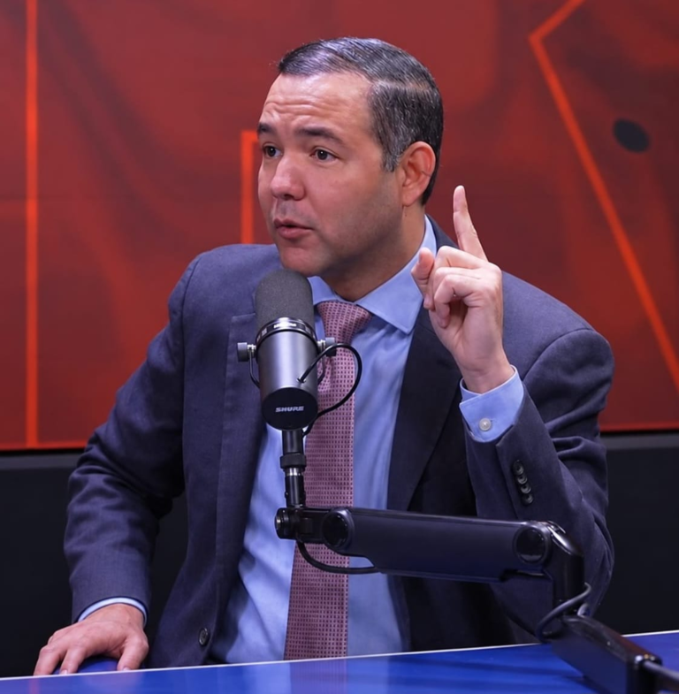 Johnny Pujols, secretario general del PLD, durante una entrevista analizando la situación política del país.