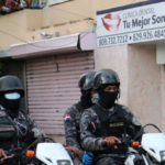 Unidades patrulleras de la Policía Nacional de la República Dominicana resguardando una zona bajo investigación en Santiago de los Caballeros.