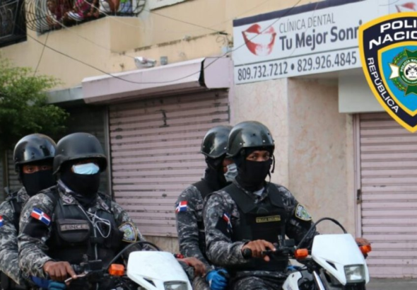 Unidades patrulleras de la Policía Nacional de la República Dominicana resguardando una zona bajo investigación en Santiago de los Caballeros.