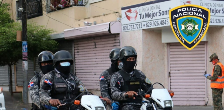 Unidades patrulleras de la Policía Nacional de la República Dominicana resguardando una zona bajo investigación en Santiago de los Caballeros.